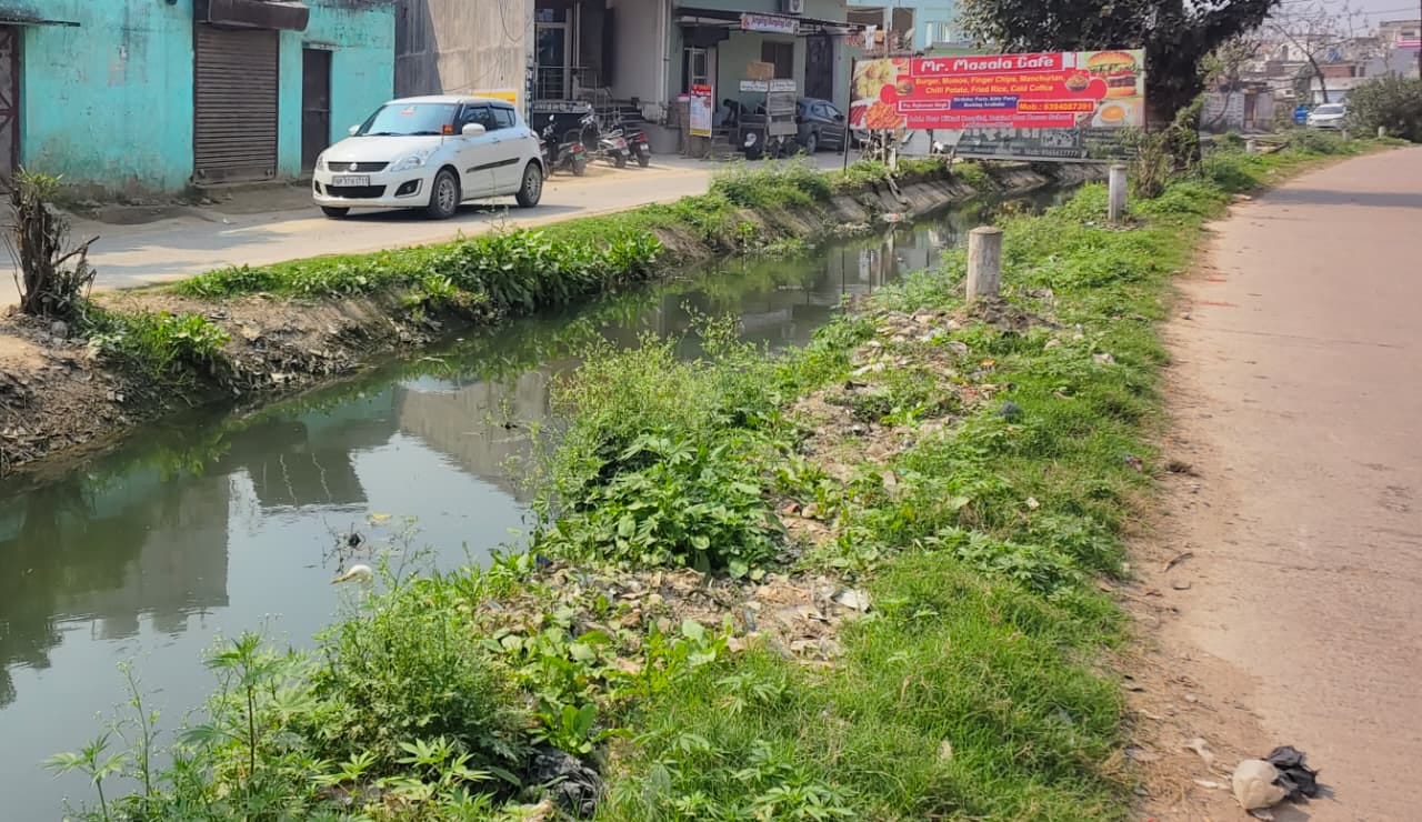 भिड़ौरी गांव में सत्यकिशोर के घर के सामने खुला पड़ा नाला।संवाद