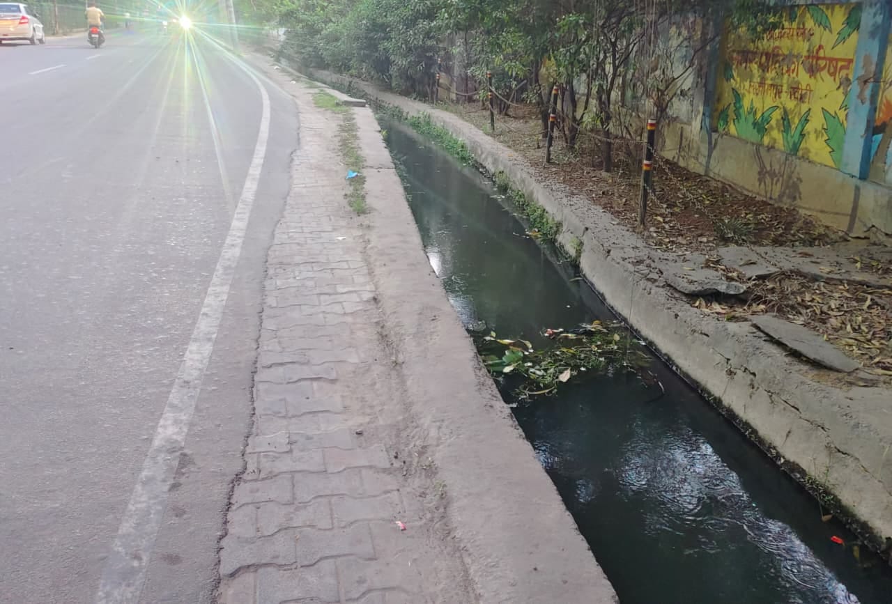 भिड़ौरी गांव में सत्यकिशोर के घर के सामने खुला पड़ा नाला।संवाद