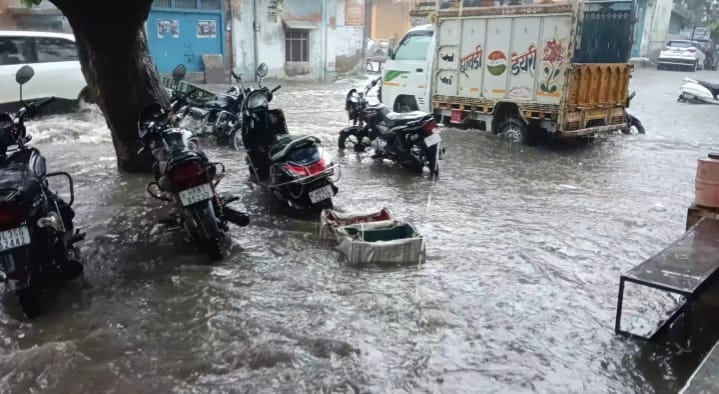 बारिश के बाद बस स्टैंड परिसर में भरा पानी। संवाद बारिश के बाद बस स्टैंड परिसर में भरा पानी। संवाद