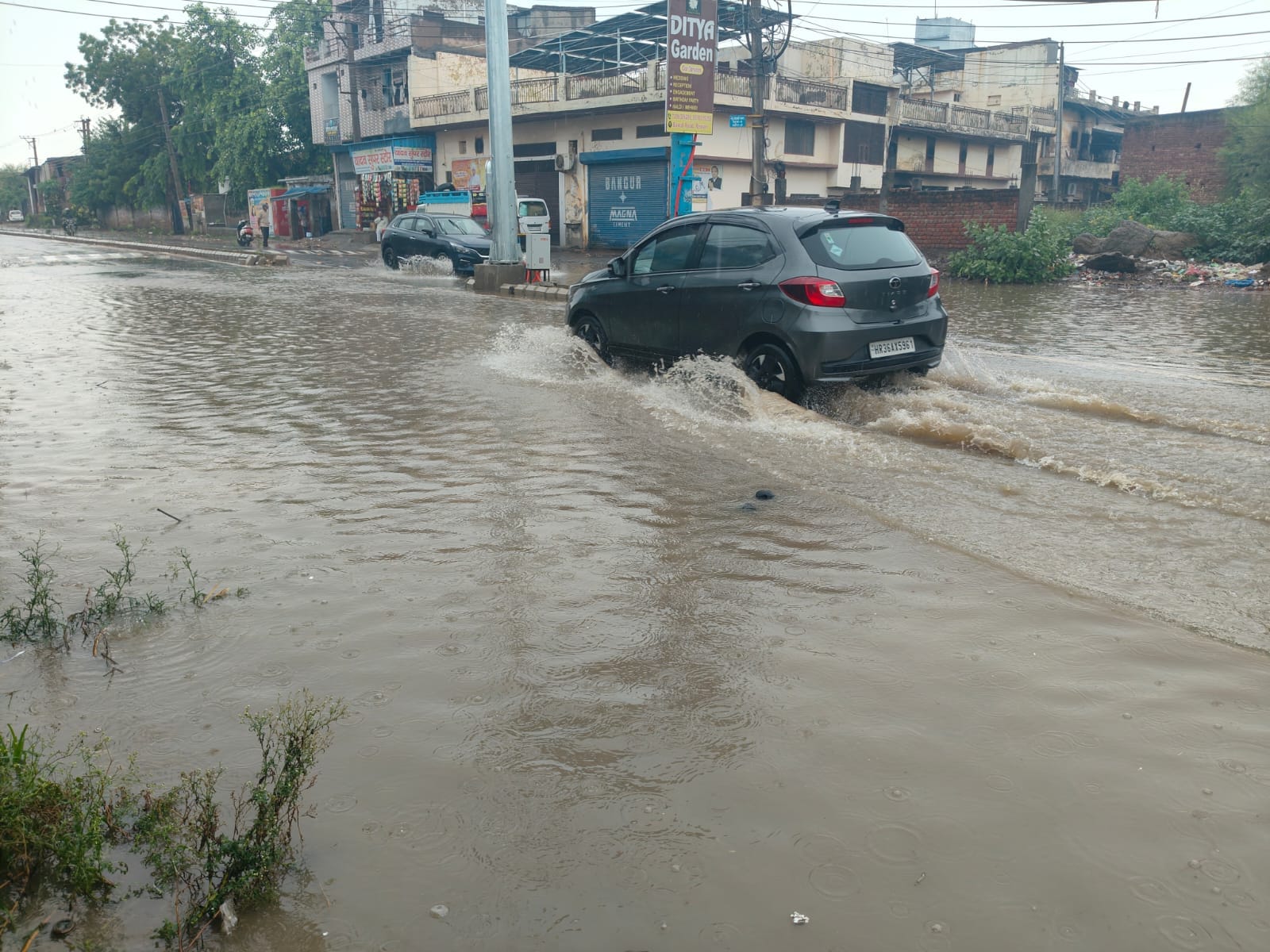 बारिश के बाद बस स्टैंड परिसर में भरा पानी। संवाद बारिश के बाद बस स्टैंड परिसर में भरा पानी। संवाद
