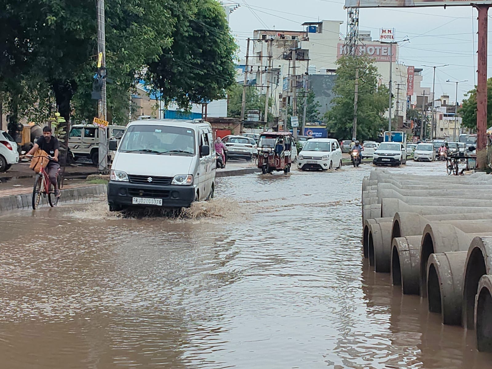 बारिश के बाद बस स्टैंड परिसर में भरा पानी। संवाद बारिश के बाद बस स्टैंड परिसर में भरा पानी। संवाद