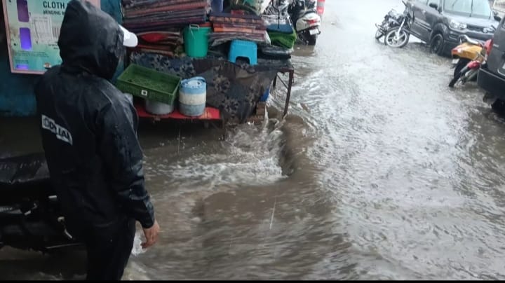 बारिश के बाद बस स्टैंड परिसर में भरा पानी। संवाद बारिश के बाद बस स्टैंड परिसर में भरा पानी। संवाद