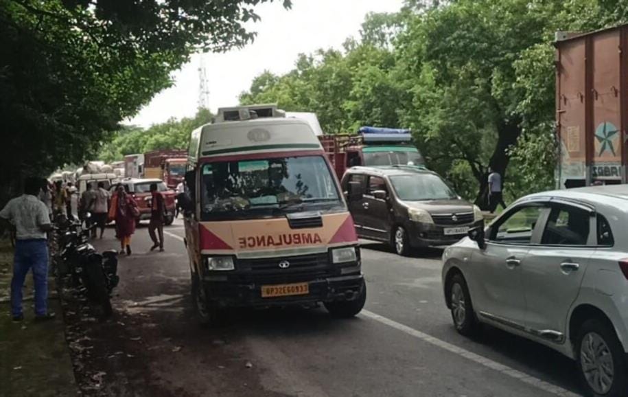 बौद्ध परिपथ पर लगे जाम में फंसी एंबुलेंस। बौद्ध परिपथ पर लगे जाम में फंसी एंबुलेंस।