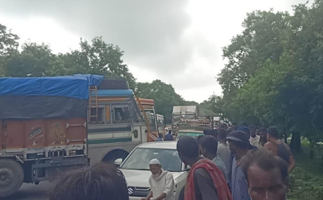 बौद्ध परिपथ पर लगे जाम में फंसी एंबुलेंस। बौद्ध परिपथ पर लगे जाम में फंसी एंबुलेंस।