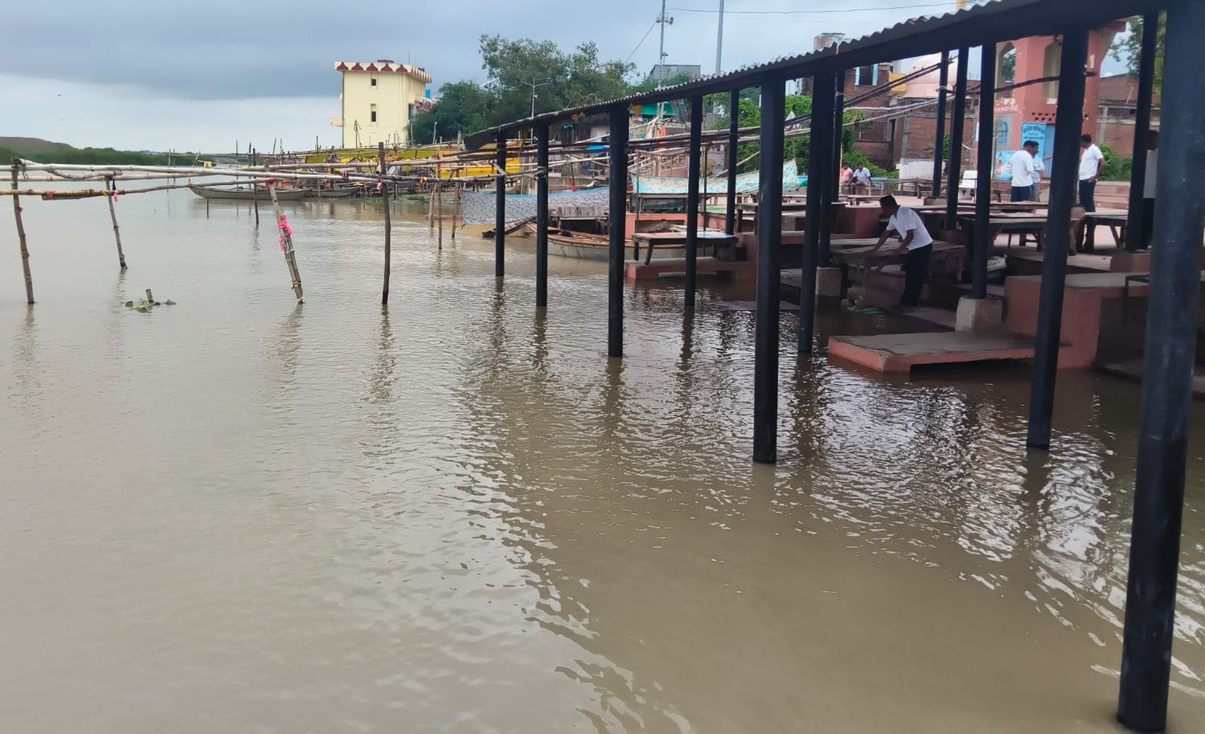 डलमऊ तहसील क्षेत्र में गंगा का बढ़ता जलस्तर। डलमऊ तहसील क्षेत्र में गंगा का बढ़ता जलस्तर।