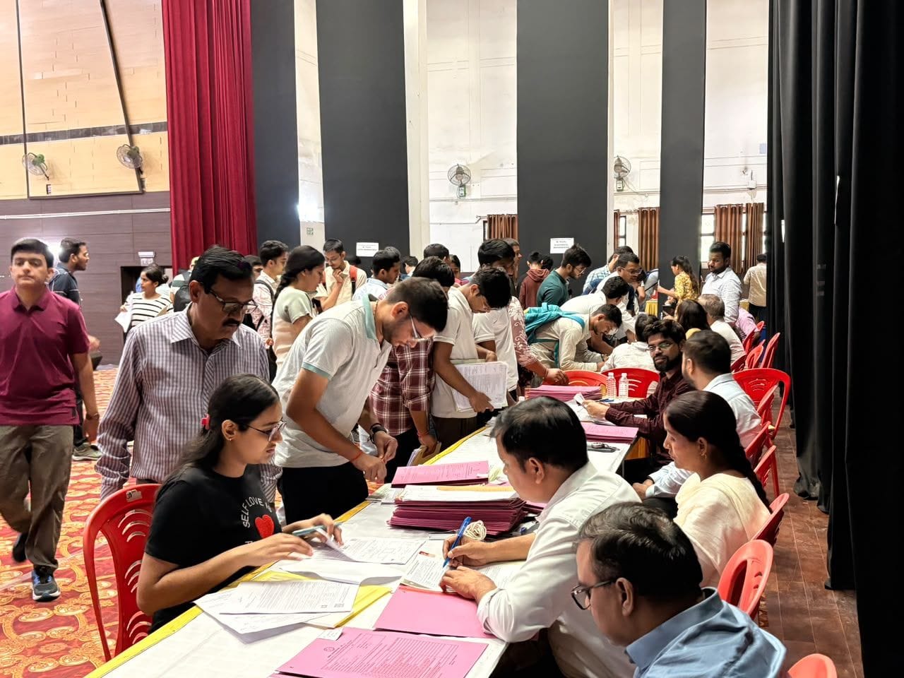 एनआईईटी और आईईटी में काउंसिलिंग में आए विद्यार्थी। एनआईईटी और आईईटी में काउंसिलिंग में आए विद्यार्थी।