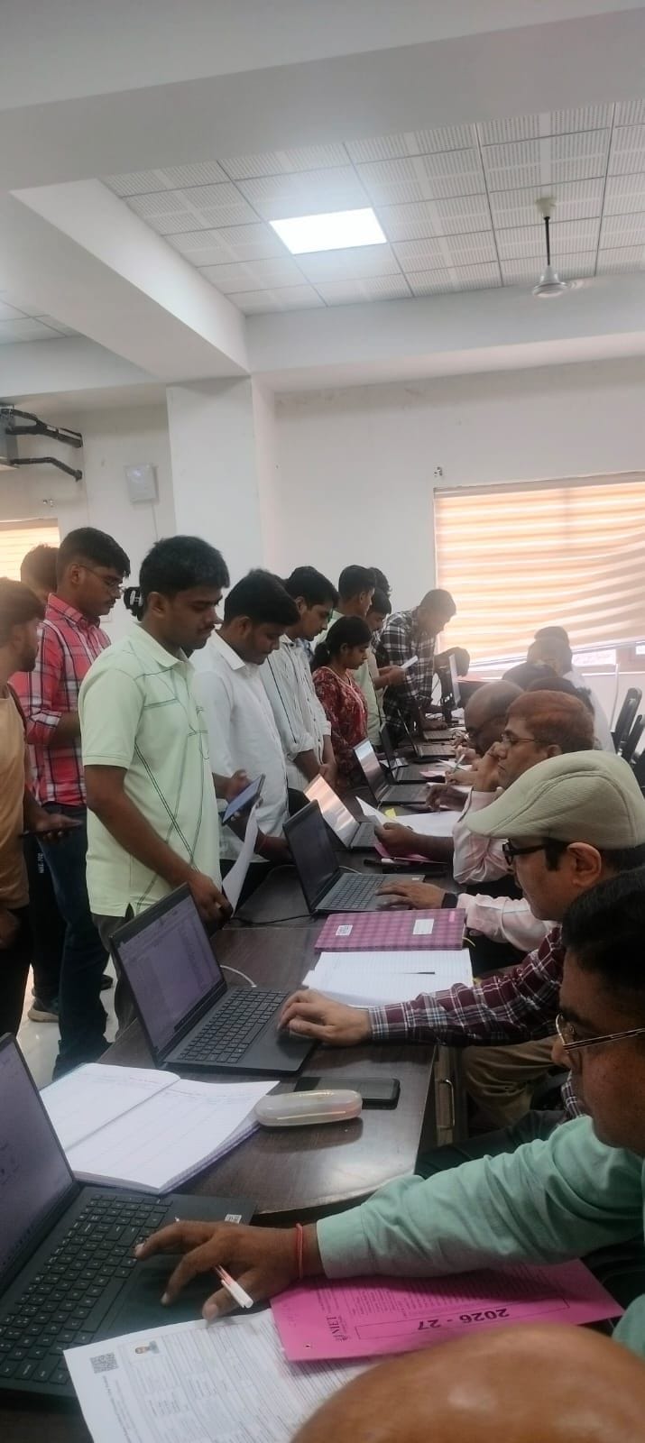 एनआईईटी और आईईटी में काउंसिलिंग में आए विद्यार्थी। एनआईईटी और आईईटी में काउंसिलिंग में आए विद्यार्थी।