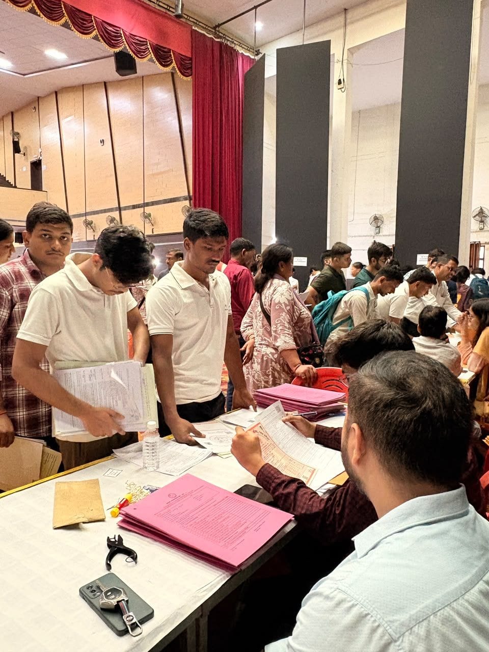 एनआईईटी और आईईटी में काउंसिलिंग में आए विद्यार्थी। एनआईईटी और आईईटी में काउंसिलिंग में आए विद्यार्थी।