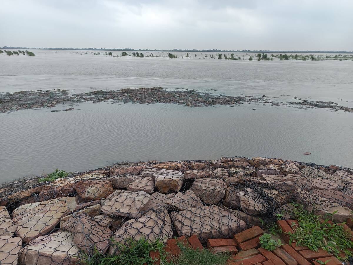 एपी बांध के विरवट कोन्हवलिया मे बांध की निगरानी मे जुटी अभियंता।संवाद एपी बांध के विरवट कोन्हवलिया मे बांध की निगरानी मे जुटी अभियंता।संवाद