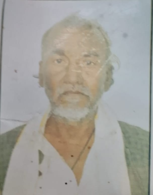 फोटो - 10 मृतक के घर गमगीन बैठे परिजन व अन्य लोग। संवाद फोटो - 10 मृतक के घर गमगीन बैठे परिजन व अन्य लोग। संवाद