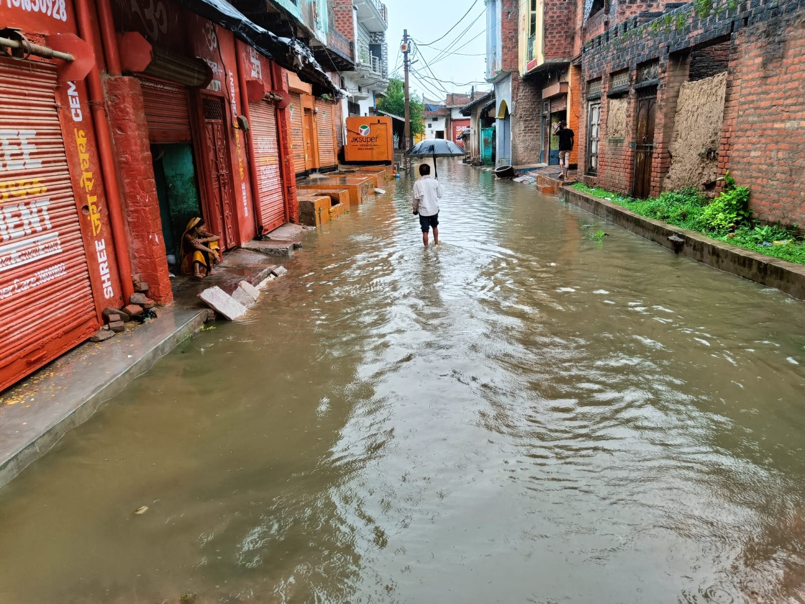 फोटो 10- मवई बुजुर्ग पेट्रोल पंप के पास मेन रोड पर जलजमाव। संवाद फोटो 10- मवई बुजुर्ग पेट्रोल पंप के पास मेन रोड पर जलजमाव। संवाद