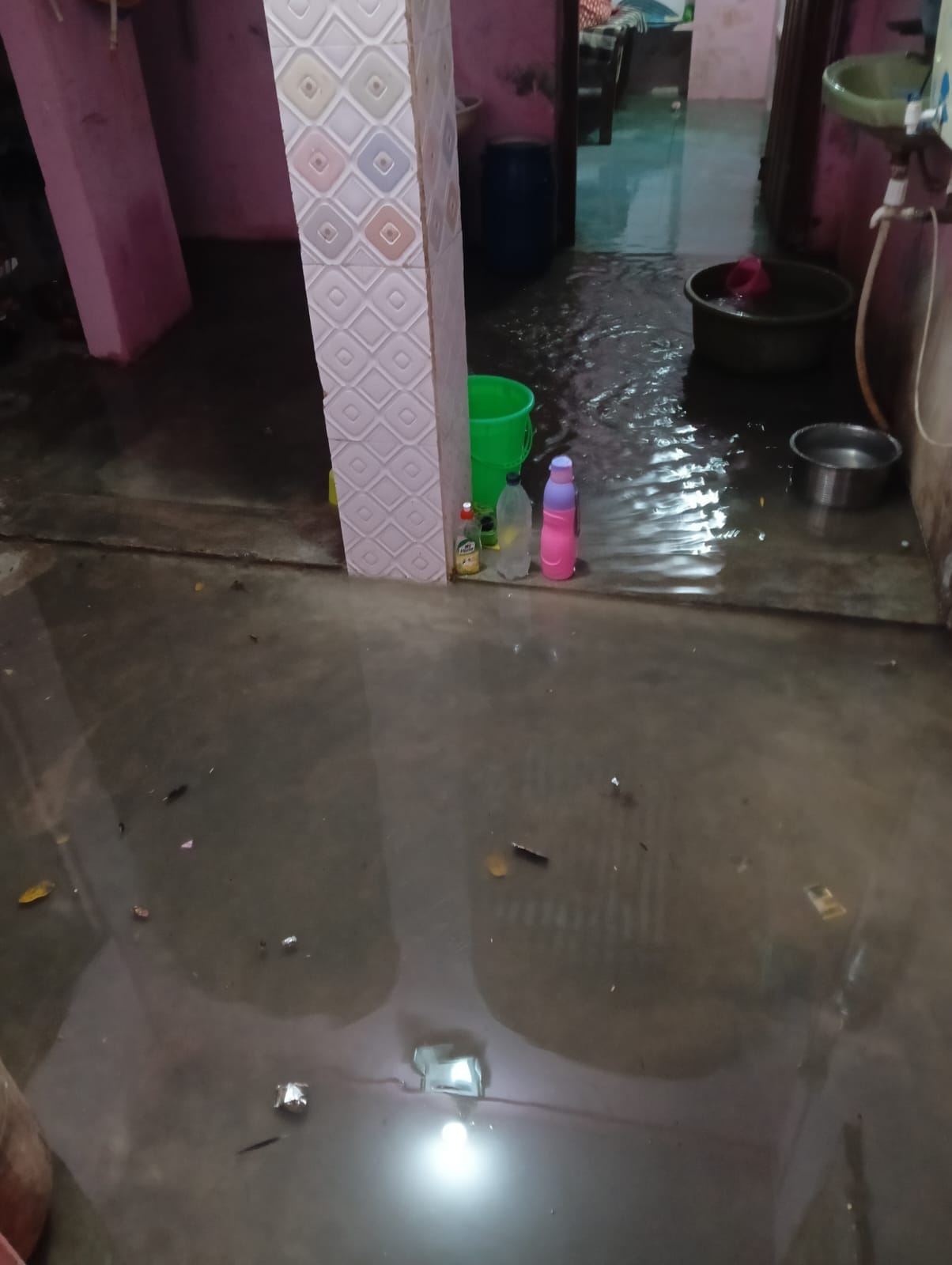 फोटो 10- मवई बुजुर्ग पेट्रोल पंप के पास मेन रोड पर जलजमाव। संवाद फोटो 10- मवई बुजुर्ग पेट्रोल पंप के पास मेन रोड पर जलजमाव। संवाद