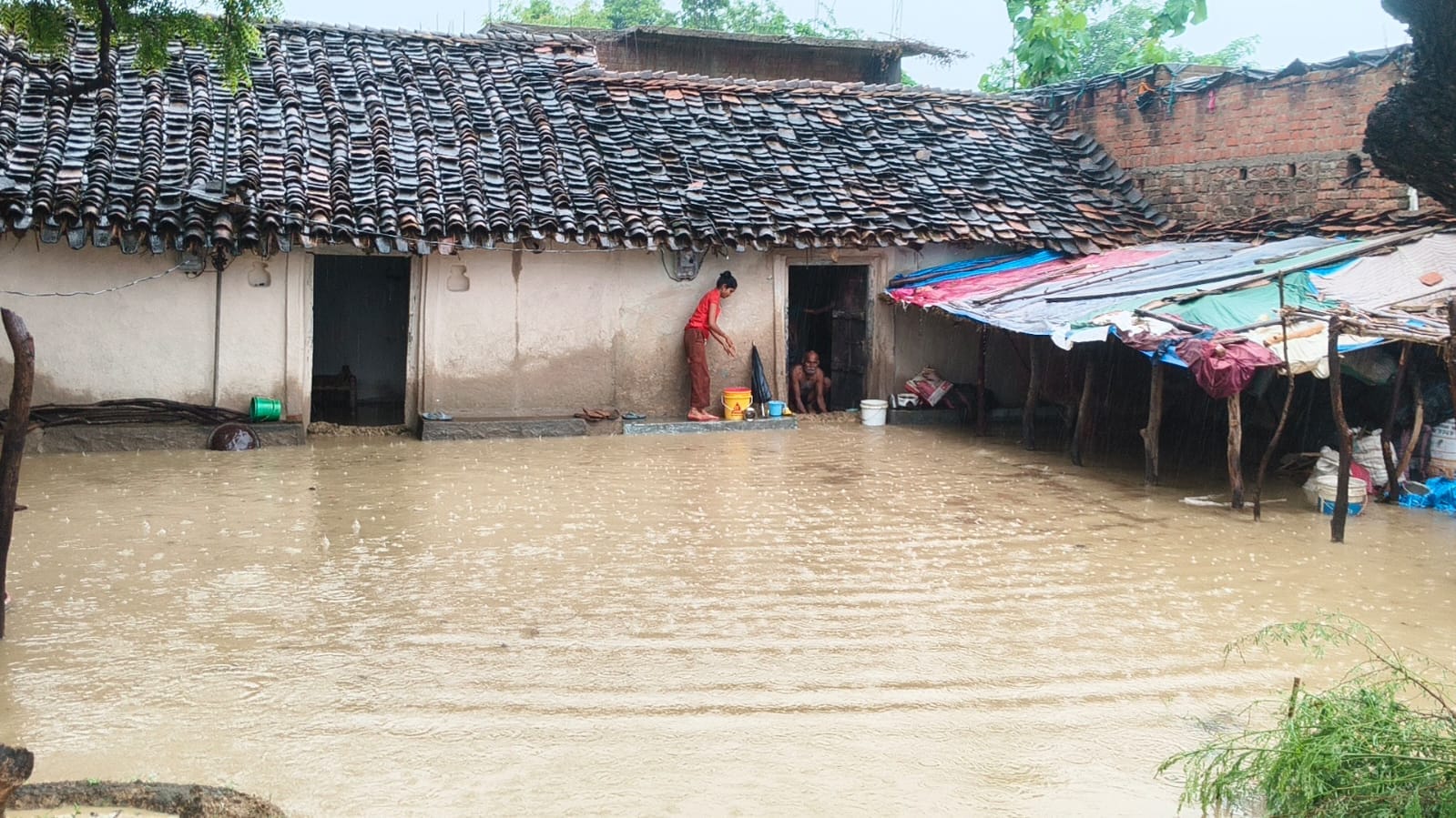 फोटो 10- मवई बुजुर्ग पेट्रोल पंप के पास मेन रोड पर जलजमाव। संवाद फोटो 10- मवई बुजुर्ग पेट्रोल पंप के पास मेन रोड पर जलजमाव। संवाद