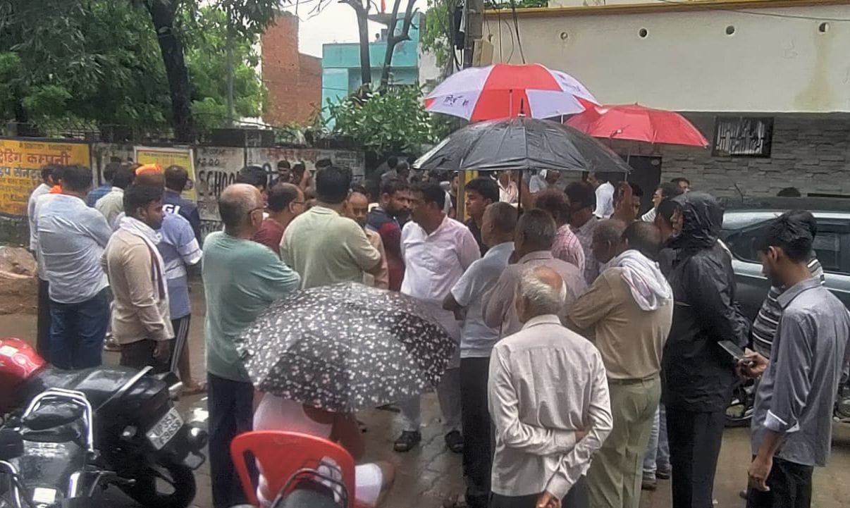 फोटो-13-अंकित शुक्ला की मौत होने से बिलखते परिजन। संवाद फोटो-13-अंकित शुक्ला की मौत होने से बिलखते परिजन। संवाद