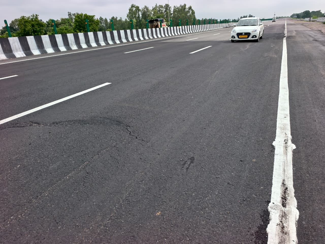 फोटो-22- हसनापुर के पास धंसी सड़क। संवाद