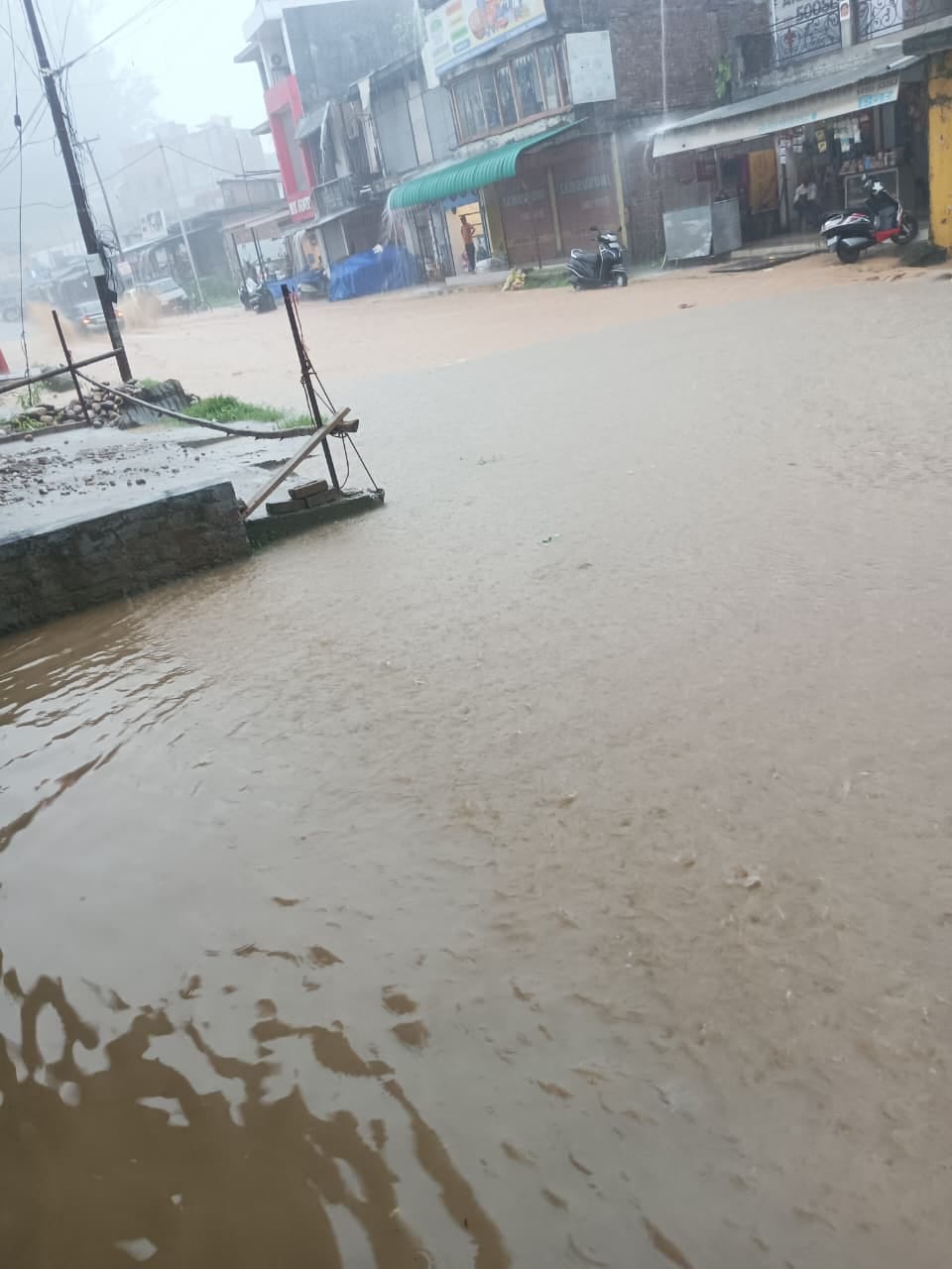 गगाल गांव में सड़क पर जमा हुआ पानी। स्रोत : जागरूक पाठक गगाल गांव में सड़क पर जमा हुआ पानी। स्रोत : जागरूक पाठक