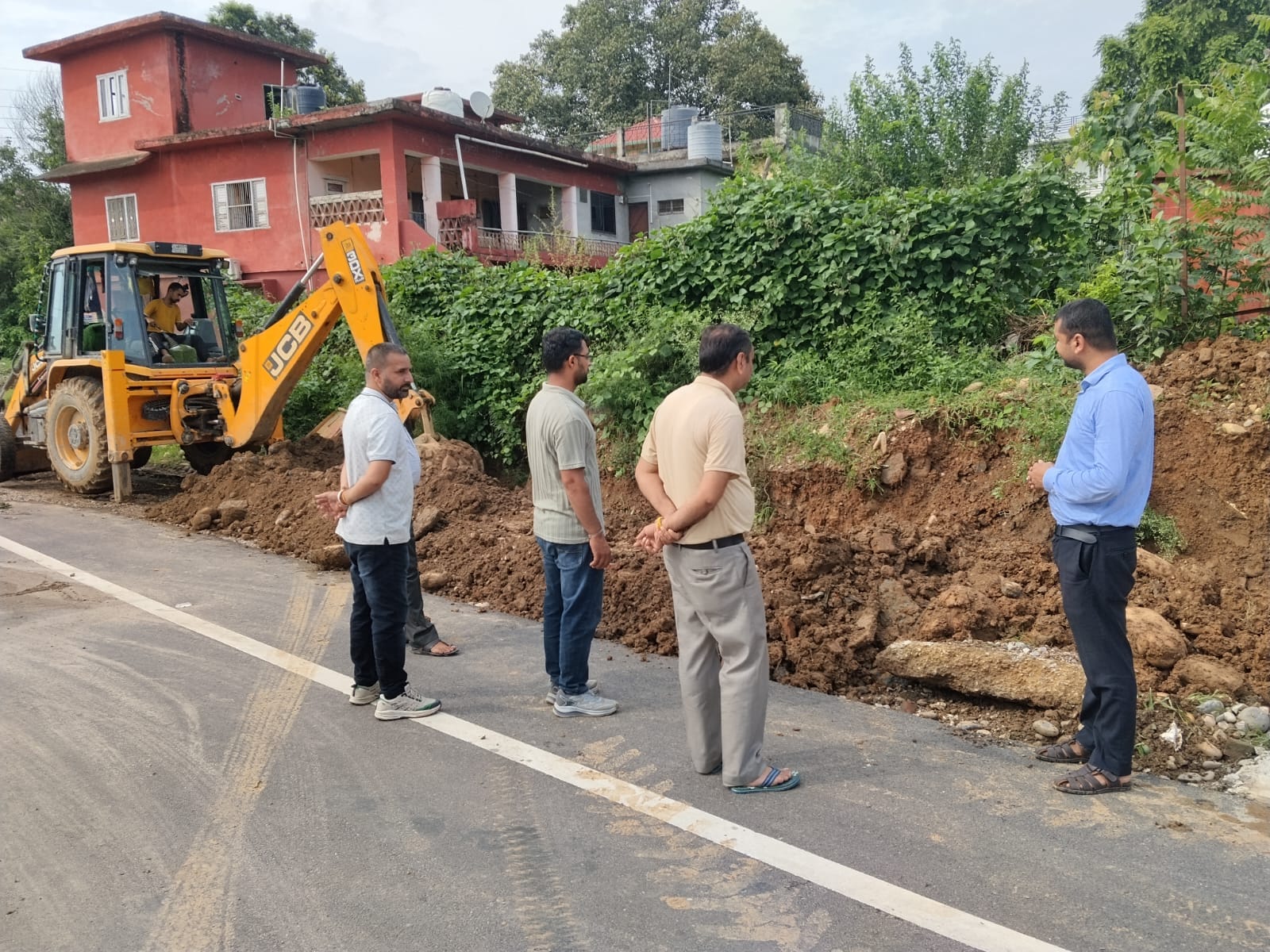गगाल गांव में सड़क पर जमा हुआ पानी। स्रोत : जागरूक पाठक गगाल गांव में सड़क पर जमा हुआ पानी। स्रोत : जागरूक पाठक