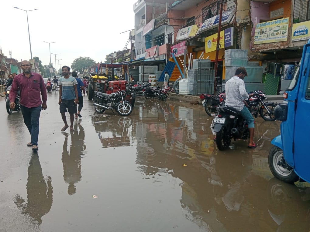 घूरपूर के दलवाबारी गांव में लोगों के घरों में भरा बरसात का पानी