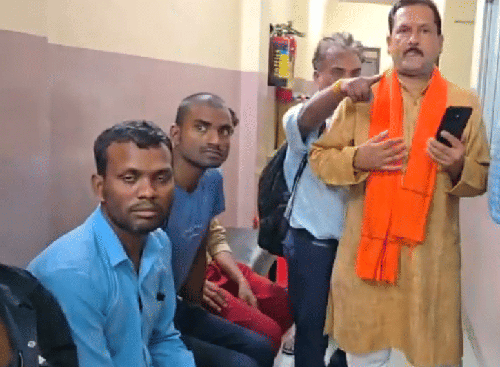 हॉस्पिटल में जमा मजदूरों की भीड़ हॉस्पिटल में जमा मजदूरों की भीड़