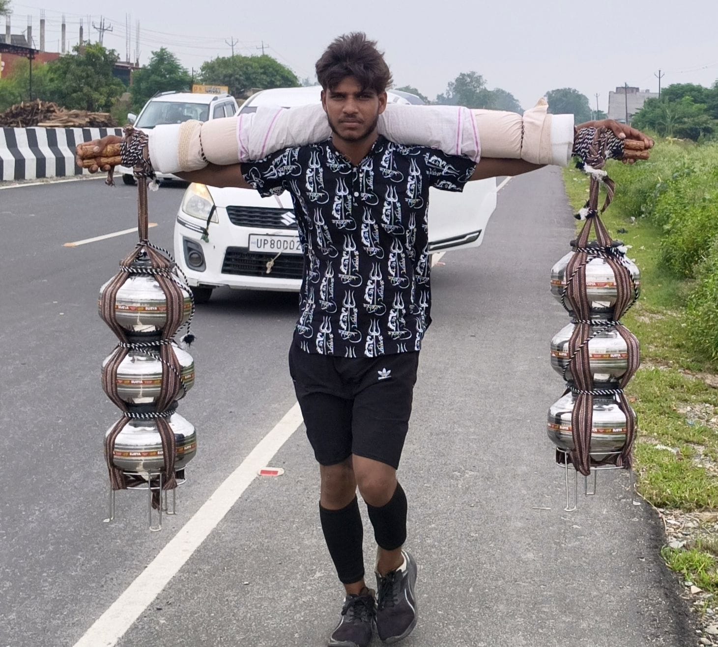 जलालाबाद में बाइक से गोला जाते कांवड़ यात्री। संवाद