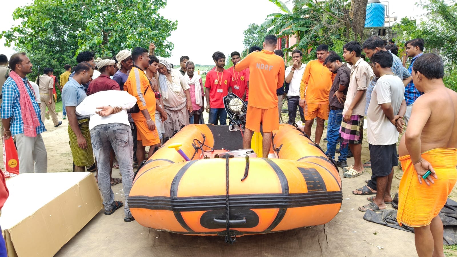 जलालाबाद-शमशाबाद स्टेट हाइवे पर चौसा गांव में सड़क पर भरा पानी। संवाद