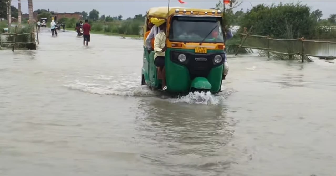 जलालाबाद-शमशाबाद स्टेट हाइवे पर चौसा गांव में सड़क पर भरा पानी। संवाद
