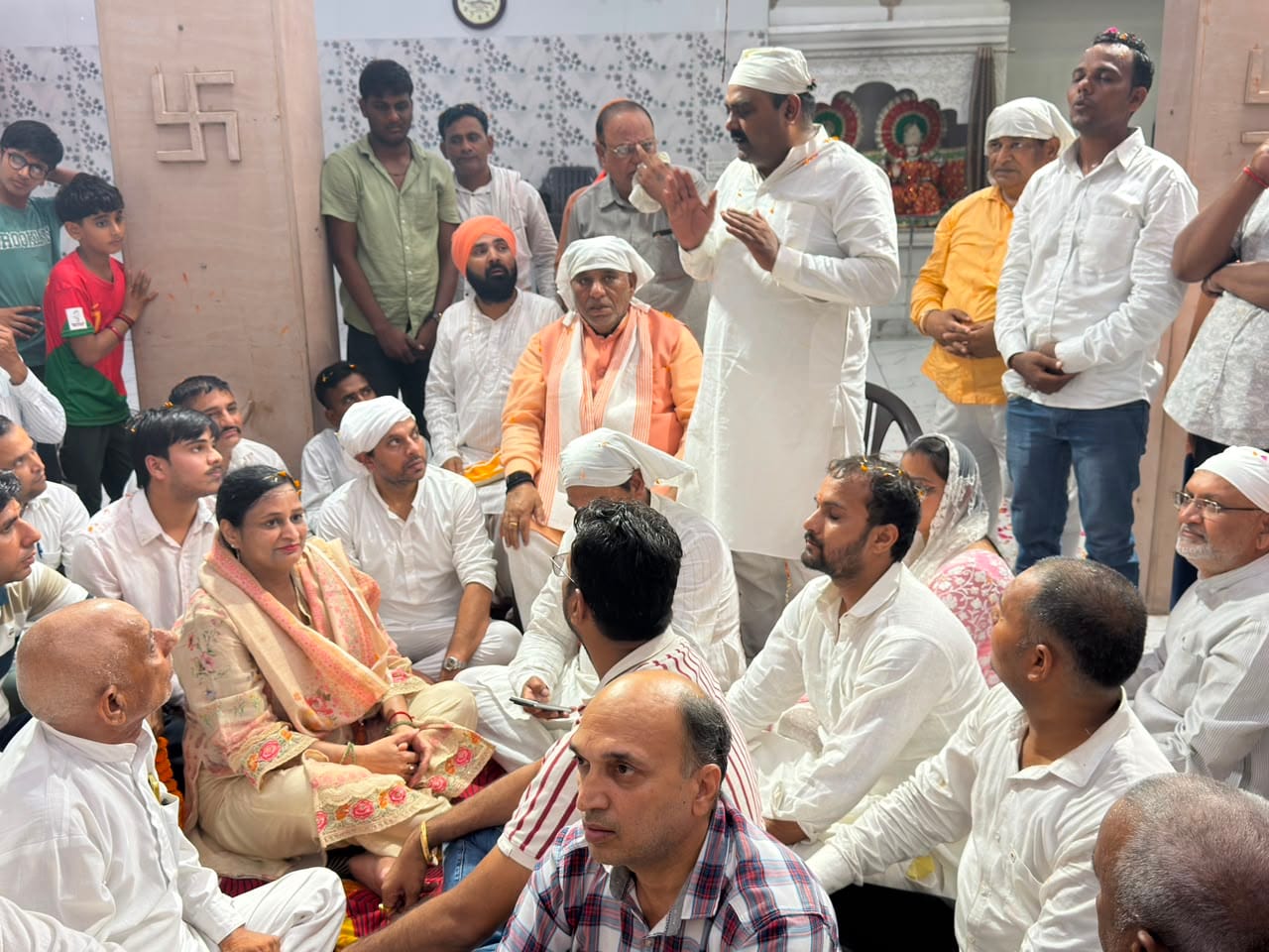 कलश को सिर पर उठाए समालखा विधायक मनमोहन भड़ाना और साथ में जिलाध्यक्ष दुष्यंत भट्ट। स्रोत : सोशल कलश को सिर पर उठाए समालखा विधायक मनमोहन भड़ाना और साथ में जिलाध्यक्ष दुष्यंत भट्ट। स्रोत : सोशल