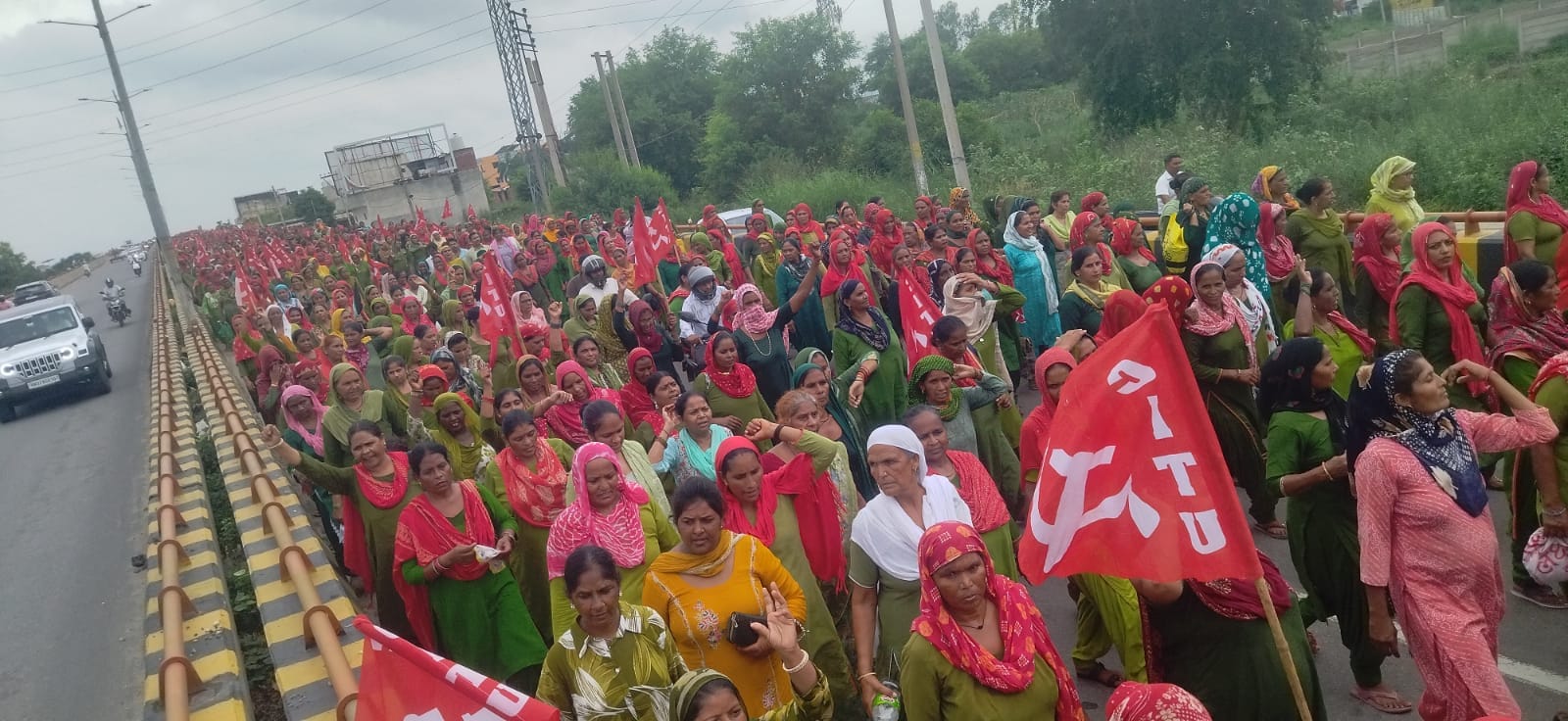 कुरुक्षेत्र। रेलवे पुल के फ्लाइओवर से गुरजरती हुई मिड डे मील वर्कर। संवाद कुरुक्षेत्र। रेलवे पुल के फ्लाइओवर से गुरजरती हुई मिड डे मील वर्कर। संवाद