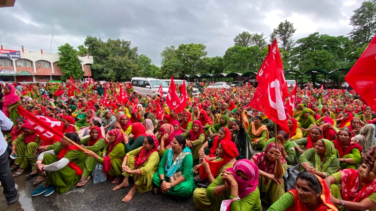 कुरुक्षेत्र। रेलवे पुल के फ्लाइओवर से गुरजरती हुई मिड डे मील वर्कर। संवाद कुरुक्षेत्र। रेलवे पुल के फ्लाइओवर से गुरजरती हुई मिड डे मील वर्कर। संवाद