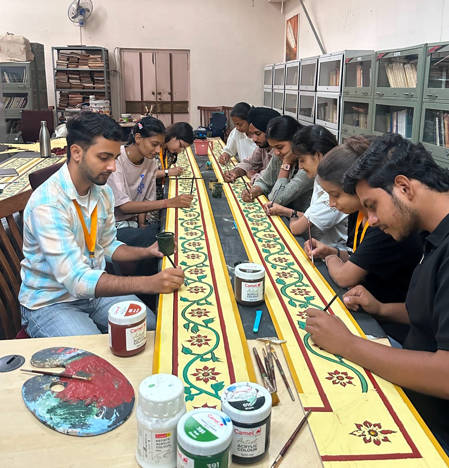कुरुक्षेत्र। श्रीकृष्ण संग्रहालय में भारतीय लघुचित्र परंपराओं पर आधारित तैयार किए जा रहे बड़े क कुरुक्षेत्र। श्रीकृष्ण संग्रहालय में भारतीय लघुचित्र परंपराओं पर आधारित तैयार किए जा रहे बड़े क