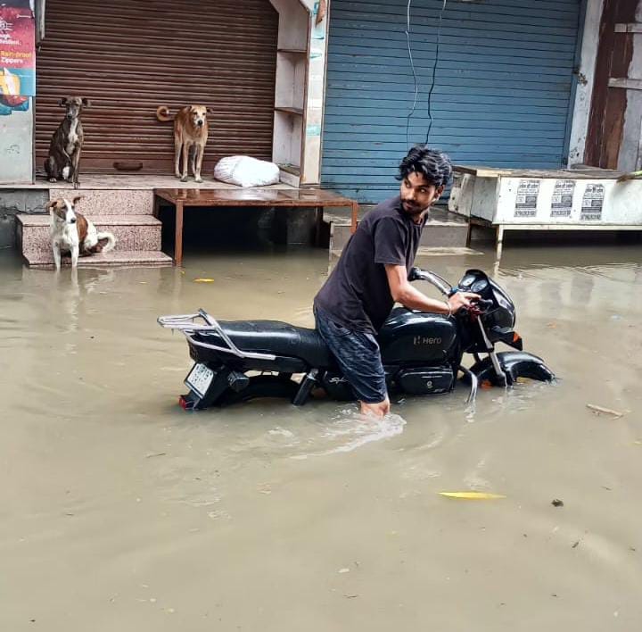 कैराना के अलीपुर में बारिश में गिरा कच्चा मकान-ग्रामीण कैराना के अलीपुर में बारिश में गिरा कच्चा मकान-ग्रामीण