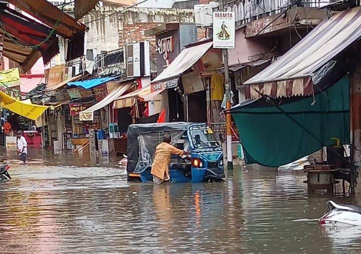 कैराना के अलीपुर में बारिश में गिरा कच्चा मकान-ग्रामीण कैराना के अलीपुर में बारिश में गिरा कच्चा मकान-ग्रामीण
