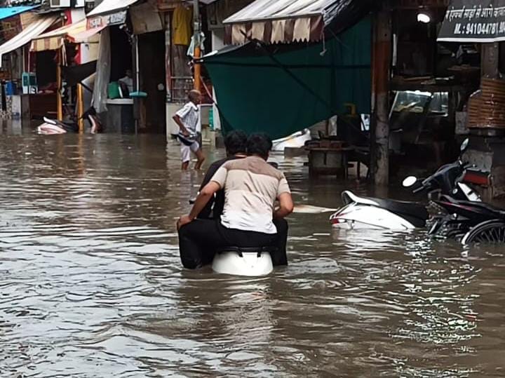 कैराना के अलीपुर में बारिश में गिरा कच्चा मकान-ग्रामीण कैराना के अलीपुर में बारिश में गिरा कच्चा मकान-ग्रामीण