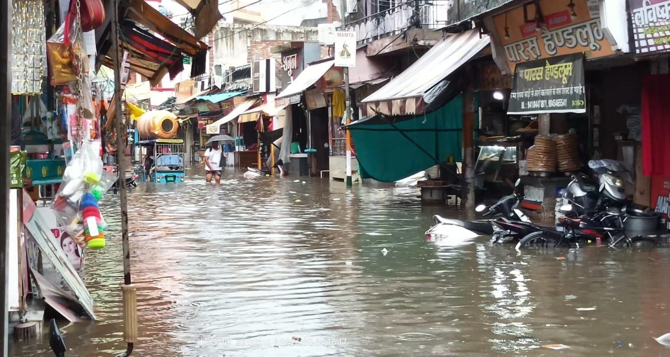 कैराना के अलीपुर में बारिश में गिरा कच्चा मकान-ग्रामीण कैराना के अलीपुर में बारिश में गिरा कच्चा मकान-ग्रामीण