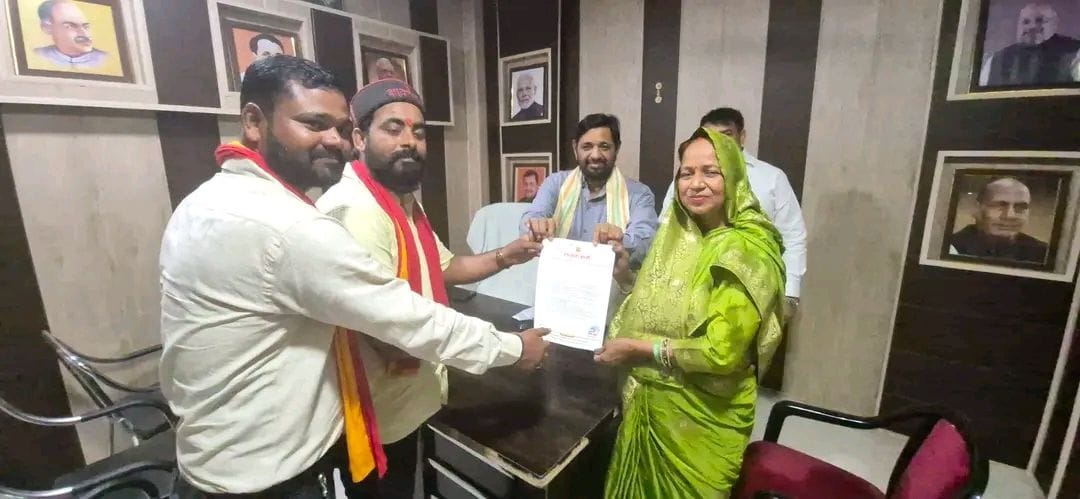 कसमंडी कलां का विवादित ढांचा और विधायकों को ज्ञापन देते सूरज पासी।