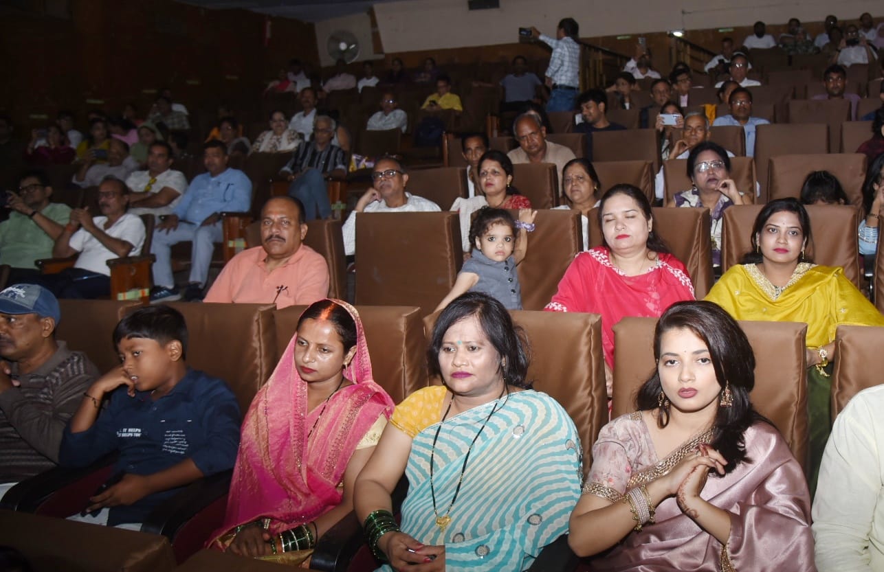 किशोर के नगमों से सजी महफिल, सदाबहार गीतों पर झूमे श्रोता