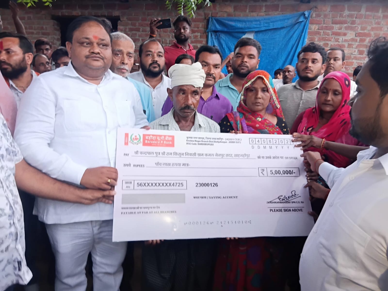 कांट के गांव कमलनैनपुर में गौतम के पिता से वार्ता करते आंवला सांसद नीरज मौर्य। संवाद