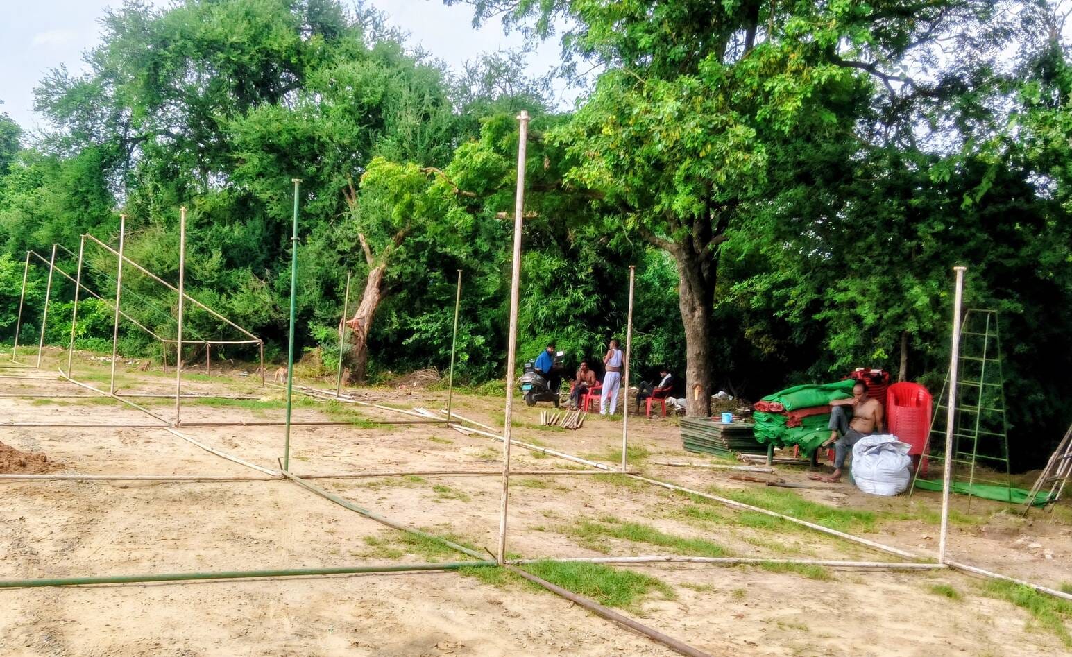 कांवड लेकर पहुंचे भोलों का सम्मान करते सपा नेता किशोर वाल्मीकि। (स्त्रोत कार्यकर्ता) मवाना।