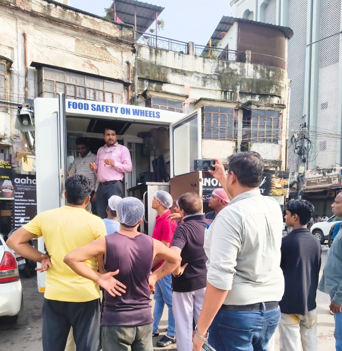 खाद्य पदार्थ की जांच करती टीम।