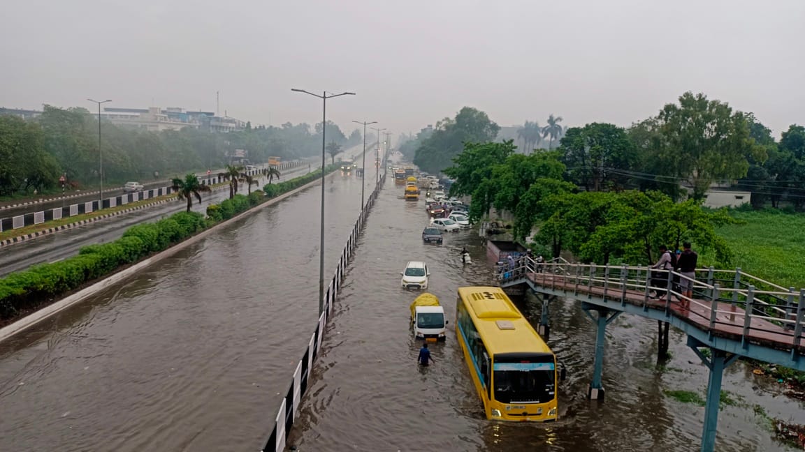 लो जी थम गई। जीटी रोड पर संजय चौक के नजदीक बाइक बंद होने के बाद पैर से चलाकर लाता चलक। संवाद लो जी थम गई। जीटी रोड पर संजय चौक के नजदीक बाइक बंद होने के बाद पैर से चलाकर लाता चलक। संवाद
