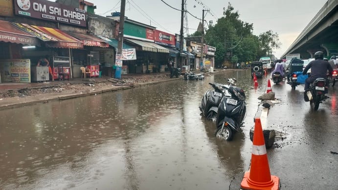 लो जी थम गई। जीटी रोड पर संजय चौक के नजदीक बाइक बंद होने के बाद पैर से चलाकर लाता चलक। संवाद लो जी थम गई। जीटी रोड पर संजय चौक के नजदीक बाइक बंद होने के बाद पैर से चलाकर लाता चलक। संवाद