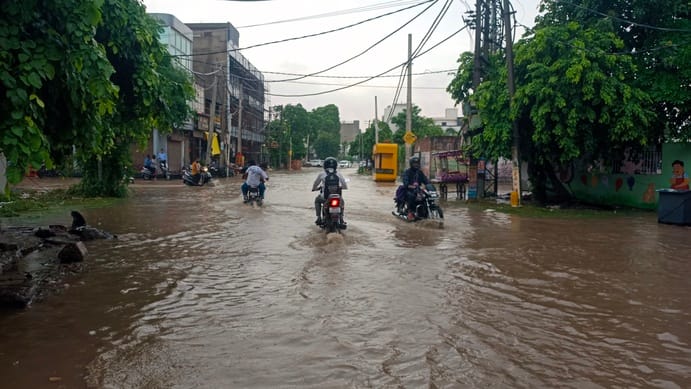 लो जी थम गई। जीटी रोड पर संजय चौक के नजदीक बाइक बंद होने के बाद पैर से चलाकर लाता चलक। संवाद लो जी थम गई। जीटी रोड पर संजय चौक के नजदीक बाइक बंद होने के बाद पैर से चलाकर लाता चलक। संवाद