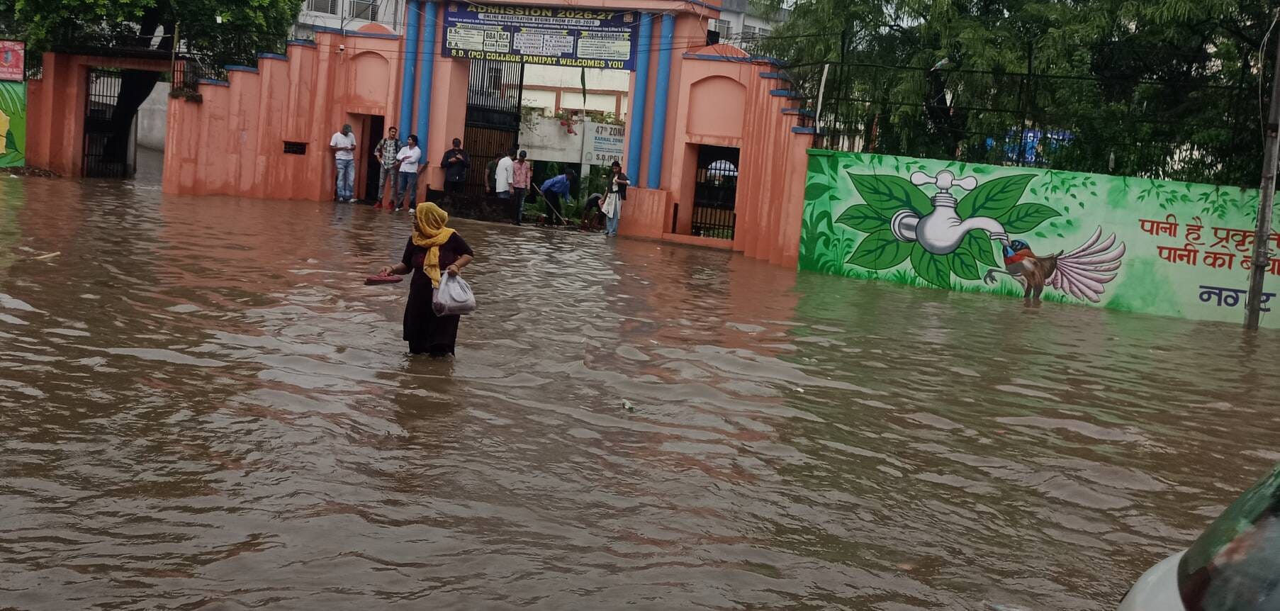 लो जी थम गई। जीटी रोड पर संजय चौक के नजदीक बाइक बंद होने के बाद पैर से चलाकर लाता चलक। संवाद लो जी थम गई। जीटी रोड पर संजय चौक के नजदीक बाइक बंद होने के बाद पैर से चलाकर लाता चलक। संवाद