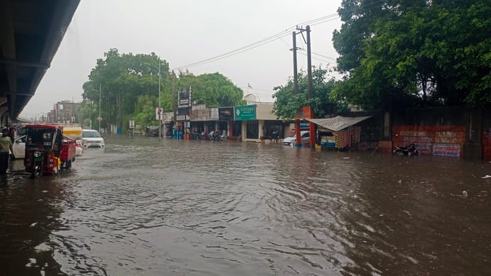 लो जी थम गई। जीटी रोड पर संजय चौक के नजदीक बाइक बंद होने के बाद पैर से चलाकर लाता चलक। संवाद लो जी थम गई। जीटी रोड पर संजय चौक के नजदीक बाइक बंद होने के बाद पैर से चलाकर लाता चलक। संवाद