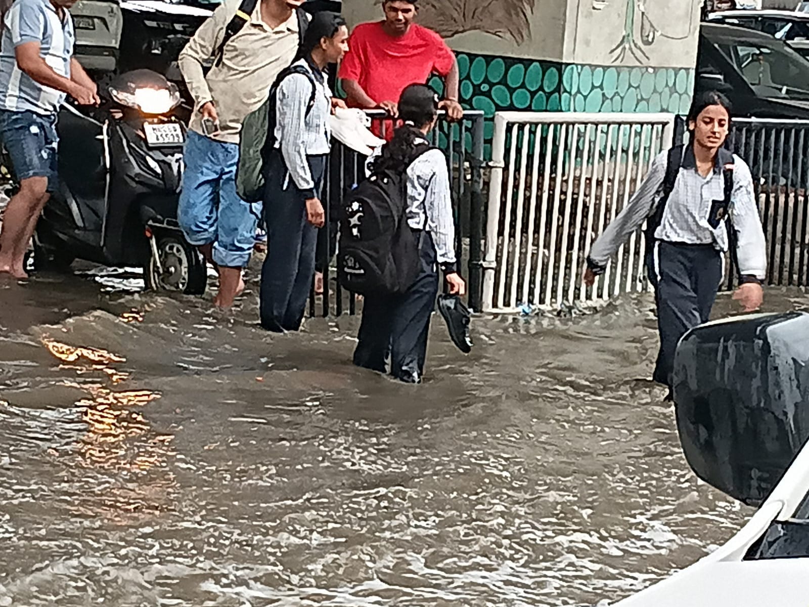 लो जी थम गई। जीटी रोड पर संजय चौक के नजदीक बाइक बंद होने के बाद पैर से चलाकर लाता चलक। संवाद लो जी थम गई। जीटी रोड पर संजय चौक के नजदीक बाइक बंद होने के बाद पैर से चलाकर लाता चलक। संवाद