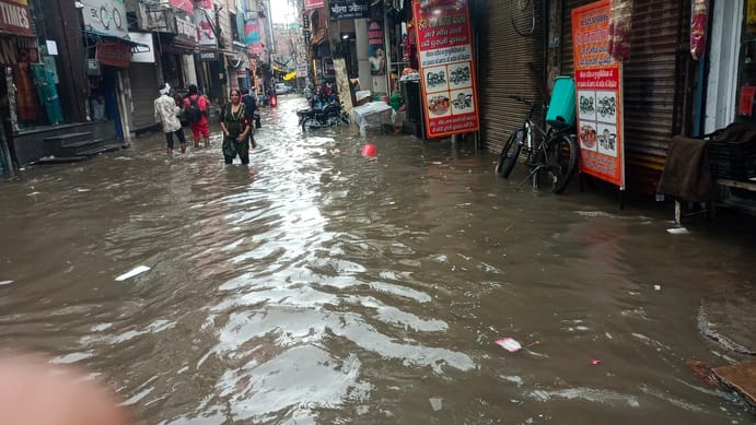 लो जी थम गई। जीटी रोड पर संजय चौक के नजदीक बाइक बंद होने के बाद पैर से चलाकर लाता चलक। संवाद लो जी थम गई। जीटी रोड पर संजय चौक के नजदीक बाइक बंद होने के बाद पैर से चलाकर लाता चलक। संवाद