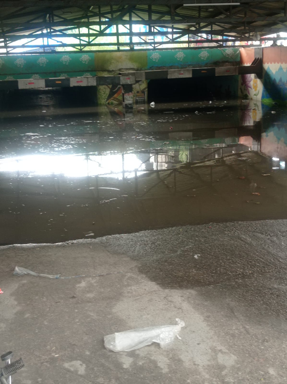 लो जी थम गई। जीटी रोड पर संजय चौक के नजदीक बाइक बंद होने के बाद पैर से चलाकर लाता चलक। संवाद लो जी थम गई। जीटी रोड पर संजय चौक के नजदीक बाइक बंद होने के बाद पैर से चलाकर लाता चलक। संवाद