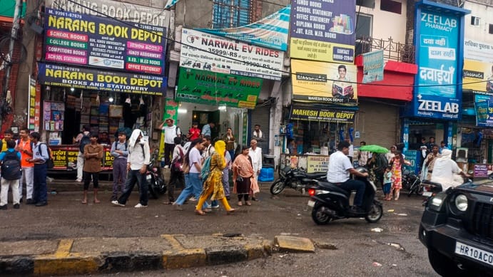 लो जी थम गई। जीटी रोड पर संजय चौक के नजदीक बाइक बंद होने के बाद पैर से चलाकर लाता चलक। संवाद लो जी थम गई। जीटी रोड पर संजय चौक के नजदीक बाइक बंद होने के बाद पैर से चलाकर लाता चलक। संवाद