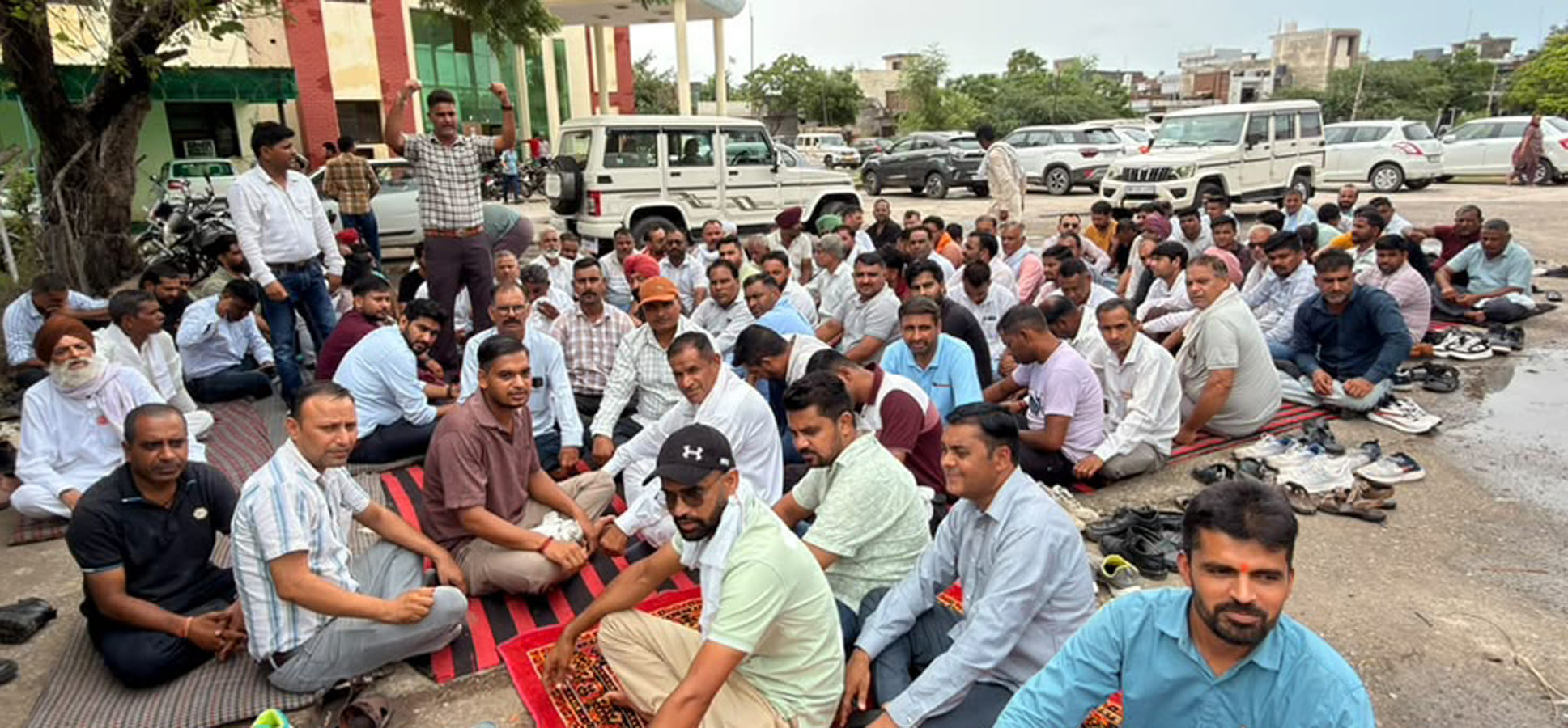 मांगों को लेकर दूसरे दिन प्रदर्शन करते हुए बिजली कर्मचारी। विज्ञप्ति