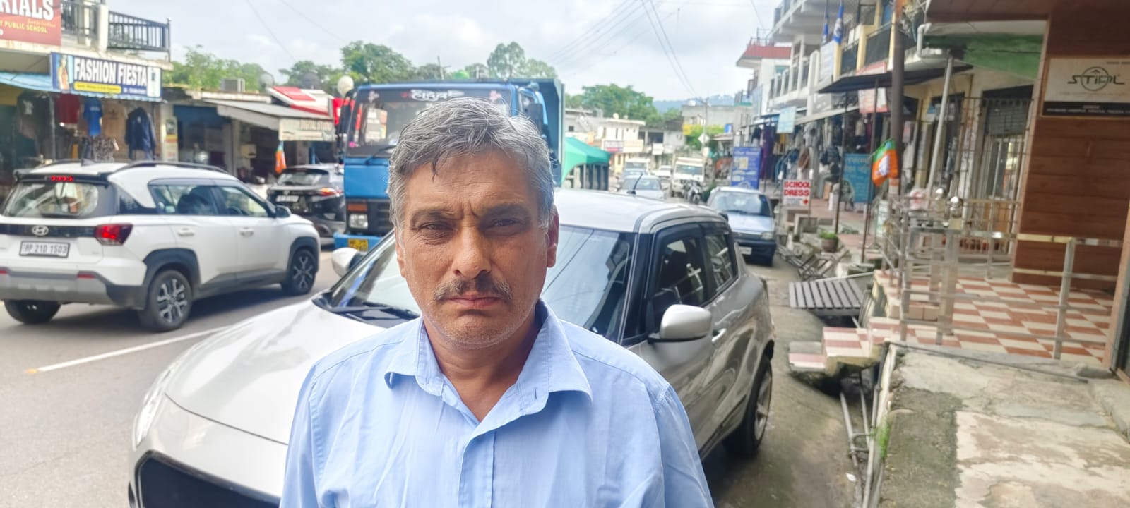 नगर निगम हमीरपुर के तहत बाजार में फुटपाथ न होने के कारण सड़क पर चल रहे लोग। संवाद नगर निगम हमीरपुर के तहत बाजार में फुटपाथ न होने के कारण सड़क पर चल रहे लोग। संवाद